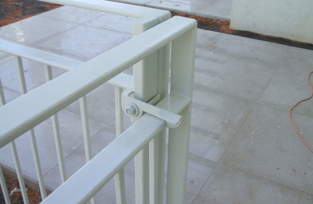 גדר נשלפת לבריכה