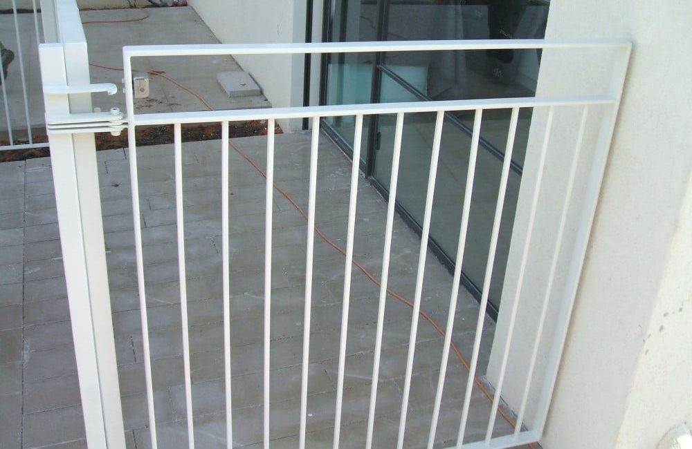 גדר נשלפת לבריכה