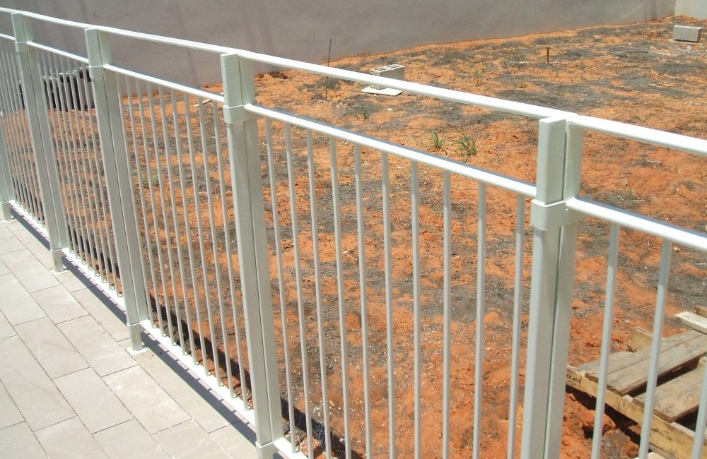 גדר נשלפת לבריכה