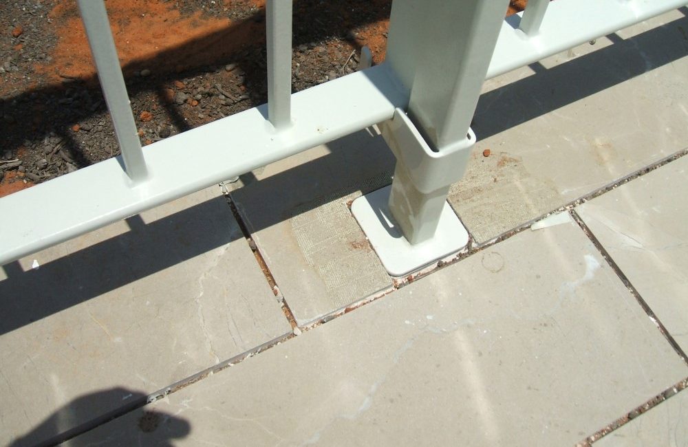 גדר נשלפת לבריכה