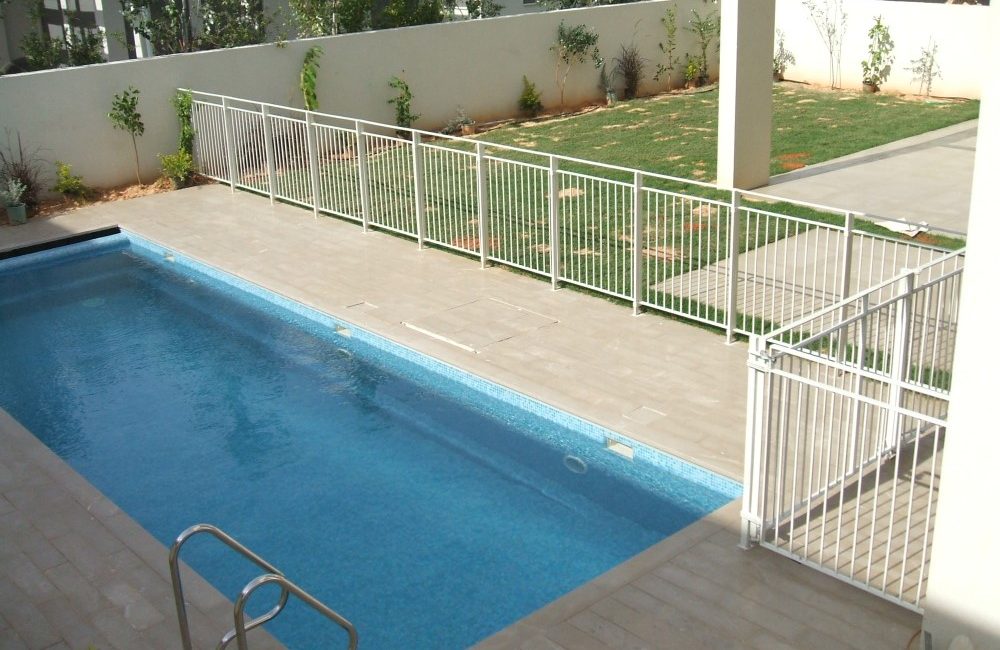 גדר נשלפת לבריכה
