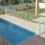 גדר נשלפת לבריכה