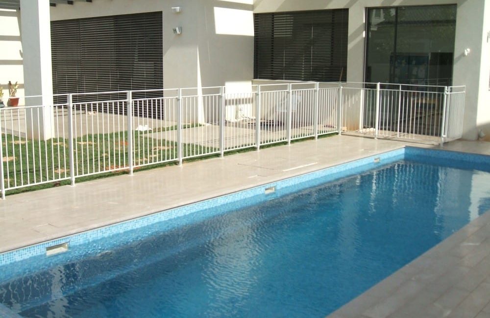 גדר נשלפת לבריכה