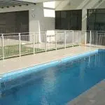 גדר נשלפת לבריכה