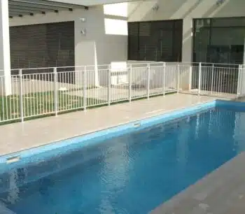 גדר נשלפת לבריכה