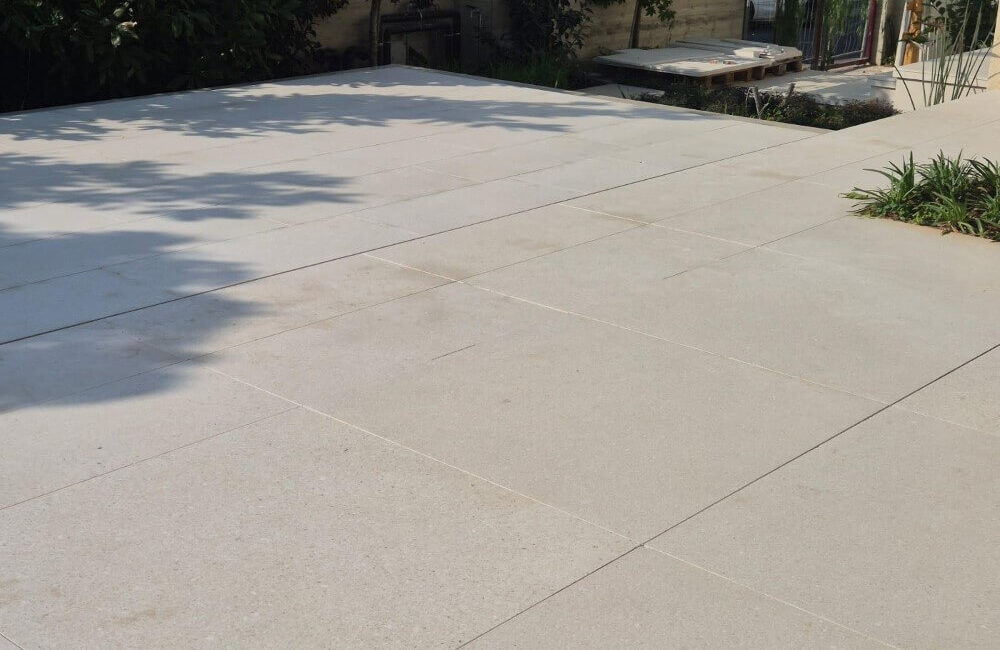 מכסה נסתר לריצוף