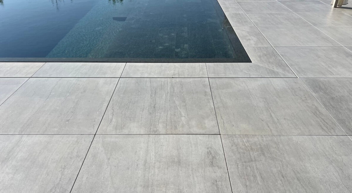 מכסים גדולים לקווי ריצוף ללא קנטים עם מפתח סמוי בצורת טרפז