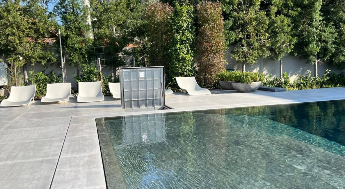 מכסים גדולים לקווי ריצוף ללא קנטים עם מפתח סמוי בצורת טרפז