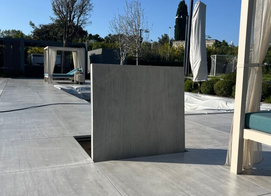 מכסים גדולים לקווי ריצוף ללא קנטים עם מפתח סמוי בצורת טרפז