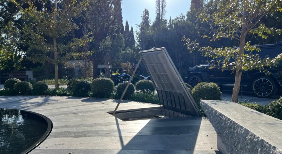 מכסים גדולים לקווי ריצוף ללא קנטים עם מפתח סמוי בצורת טרפז