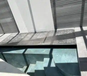 ROL - TD = מערכת חיפוי תא גלילה "תריס" לבריכות סקימר וגלישה, יציאה קדמית (top dry).